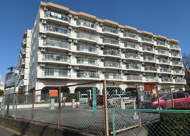 【外観】 | ライフコア東林間 | 眺望の良さを楽しめるダイニングキッチンで家族団らんの時間を過ごしてはいかがでしょうか。バルコニーから見える景色を家族で眺める時間は、時間が経つのを忘れてしまいそうですね。是非、現地を見に行きましょう！