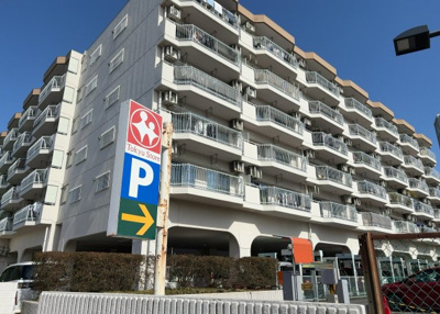 【外観】 | ライフコア東林間 | 道幅が広い場所は日当たりや風通が良好です。幅が広いのですれ違いも可能ですし大きな車でも駐車可能！一方で、大型車が通ることも多くなるため交通量の増加により騒音に繋がります。また土地の値段が高くなります。