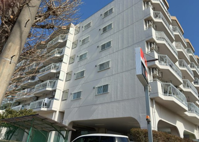 【外観】 | ライフコア東林間 | ＲＣ造、Reinforced Concreteは直訳すると補強されたコンクリートです。主に柱や梁・床・壁が鉄筋とコンクリートで構成おり、鉄筋を組んだ型枠にコンクリートを流し込んで固めたものを指します。