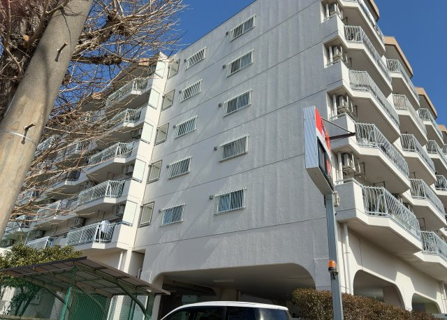 【外観】 | ライフコア東林間 | ＲＣ造、Reinforced Concreteは直訳すると補強されたコンクリートです。主に柱や梁・床・壁が鉄筋とコンクリートで構成おり、鉄筋を組んだ型枠にコンクリートを流し込んで固めたものを指します。