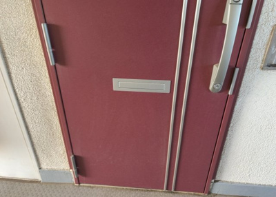 【玄関】 | ライフコア東林間 | 玄関は家の顔でもあり、家族以外の目にも止まる場所です。玄関は外との間を仕切る扉、靴などをしまっておく収納スペース、靴脱ぎのたたきスペース、来客とのやり取りをするドアホンなど複数のアイテムからなります。