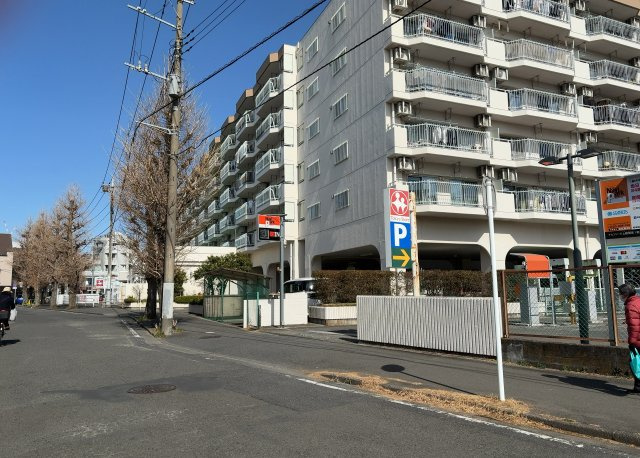 【外観】 | ライフコア東林間 | 外観はマンション管理がされているかの目安になります。築年数が古いと、壁面は劣化してひび割れが生じることも！建物が古びていても細かいところが修繕されていると、きちんと管理されているなぁと感じるでしょう。