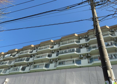 【バルコニー】 | ライフコア東林間 | 一般的なバルコニーは、奥行1.5ｍ程ですが、ワイルドバルコニーは2ｍまで広がっています。そのため洗濯物の間隔をあけ干すことができ、乾きやすいというメリットや、ガーデニングが楽しめる等の特徴があります。