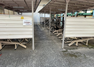 【駐車場】 | ライフコア東林間 | 車一台あたりに必要なスペースは、標準サイズの普通自動車で横幅2m50cm、長さ5mは必要になります。ただし、乗降のことも考慮して横幅3m30cm、長さ5m50cmほどは確保できるところを選びましょう。