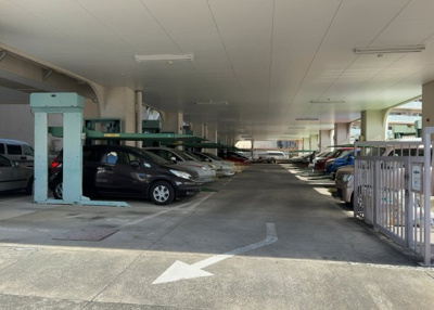 【駐車場】 | ライフコア東林間 | 駐車場と明記されていても、最小スペースでつくられた駐車場だと大型車は駐車できなかったり、出入りしにくくなったりする可能性があります。お車のサイズと購入したい物件の駐車場のサイズを現地で確認しましょう。