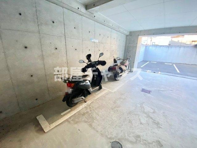 グランディール名駅の駐車場
