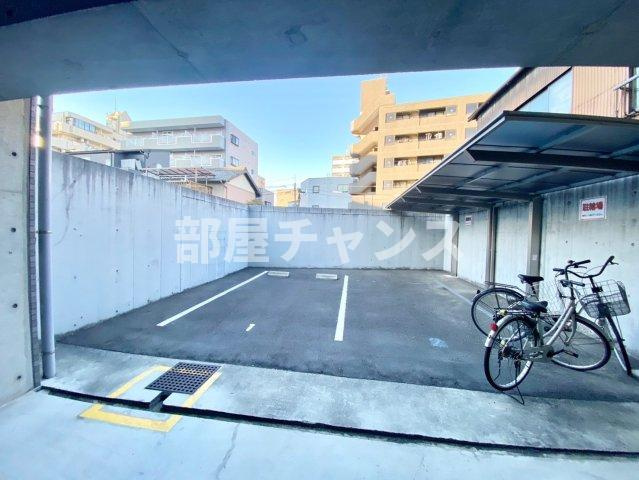 グランディール名駅の駐車場