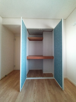 洋室①収納スペース♪