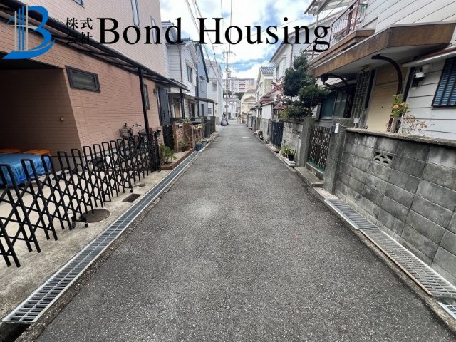 小学校徒歩10分圏内 北舞子4丁目 中古戸建の前面道路含む現地写真