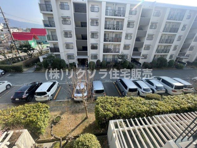 住道駅前住宅23号棟の駐車場|■物件内覧・資金計画相談・住宅ローン相談、リフォーム相談、お問合せ受付中■
※当日・翌日のご内覧、ご相談はお電話でのお問合せがスムーズです！
