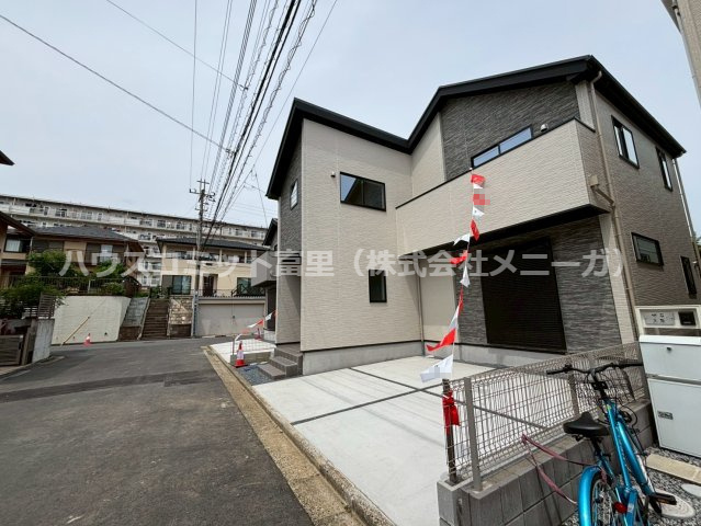 橋賀台１期　新築戸建て　２号棟の前面道路含む現地写真