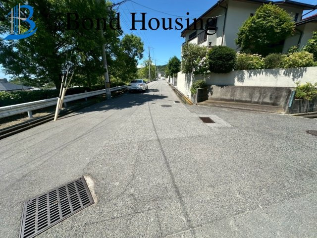 駐車スペース２台可・「スーパー」徒歩10分圏内　神和台2号棟の前面道路含む現地写真