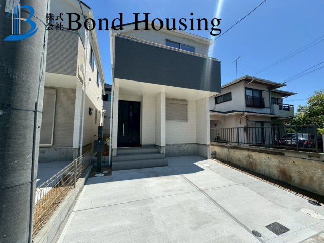 駐車スペース２台可・「スーパー」徒歩10分圏内　神和台2号棟の前面道路含む現地写真