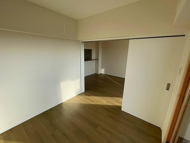 藤和ライブタウン四条畷の寝室|リビング横の洋室4.5帖
■物件内覧・資金計画相談・住宅ローン相談、リフォーム相談、お問合せ受付中■
※当日・翌日のご内覧、ご相談はお電話でのお問合せがスムーズです！