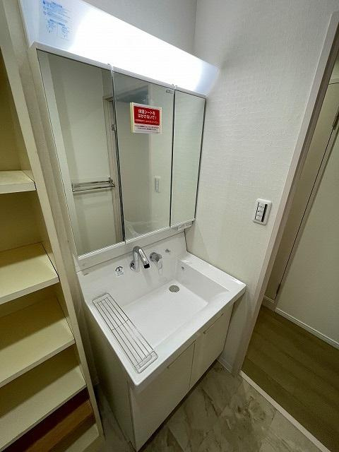 藤和ライブタウン四条畷の独立洗面台|シャワー付き洗面化粧台
■物件内覧・資金計画相談・住宅ローン相談、リフォーム相談、お問合せ受付中■
※当日・翌日のご内覧、ご相談はお電話でのお問合せがスムーズです！