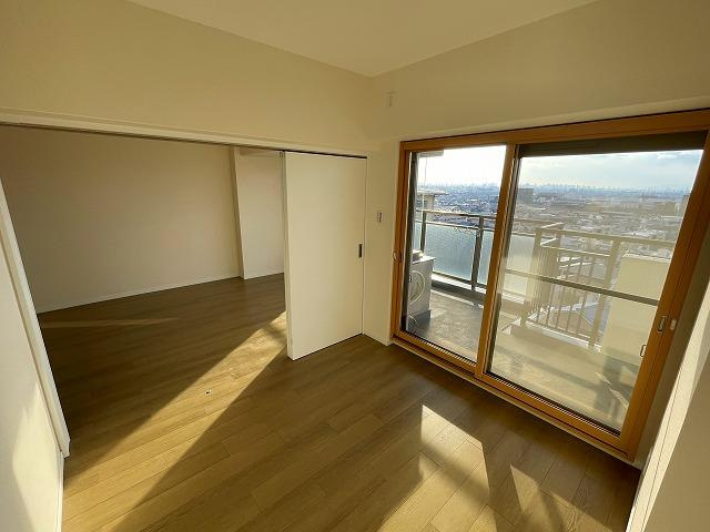 藤和ライブタウン四条畷の居間・リビング|LDK12.1帖　洋室が隣接しています
■物件内覧・資金計画相談・住宅ローン相談、リフォーム相談、お問合せ受付中■
※当日・翌日のご内覧、ご相談はお電話でのお問合せがスムーズです！