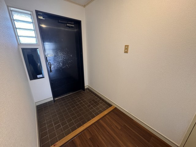 ホワイトキャッスル第二下到津A棟の玄関