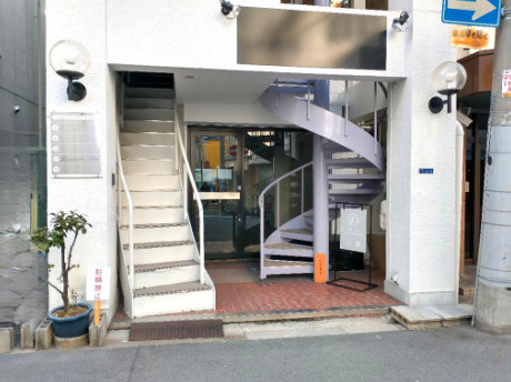 山口ビルのエントランス|落ち着いたエントランスです