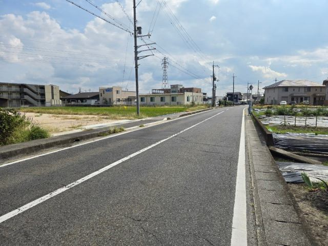 野洲市市三宅　売土地の前面道路含む現地写真