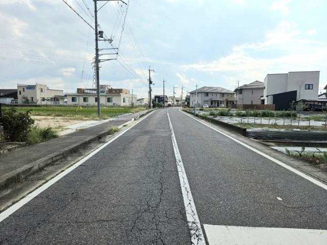 野洲市市三宅　売土地の前面道路含む現地写真