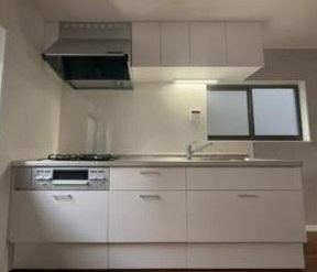 中野新町　中古一戸建てのキッチン|システムキッチン　3口コンロ
■物件内覧・資金計画相談・住宅ローン相談、リフォーム相談、お問合せ受付中■
※当日・翌日のご内覧、ご相談はお電話でのお問合せがスムーズです！