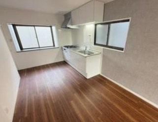 中野新町　中古一戸建ての居間・リビング|LDK13.5帖　南向き
■物件内覧・資金計画相談・住宅ローン相談、リフォーム相談、お問合せ受付中■
※当日・翌日のご内覧、ご相談はお電話でのお問合せがスムーズです！