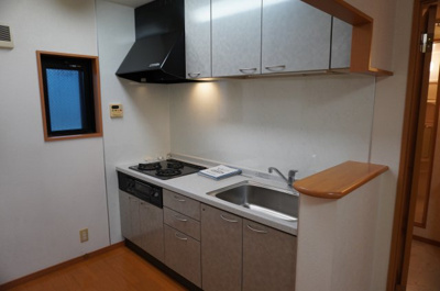 【キッチン】 | ヴィブレ御宿台 | システムキッチン、三口コンロ、グリル付き、窓