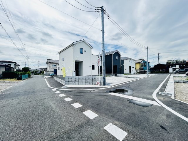 新築　佐波郡玉村町板井23-1期　LIGNAGE　1号棟の前面道路含む現地写真|現地写真　北側接道幅員約4.5ｍ　西側接道幅員約5ｍ