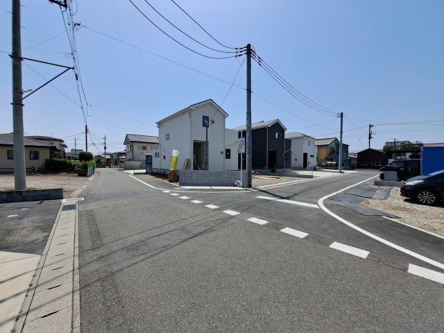 新築　佐波郡玉村町板井23-1期　LIGNAGE　2号棟の前面道路含む現地写真|現地写真　西側接道幅員約5ｍ