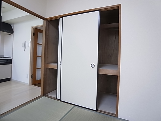 神戸市須磨区戸政町４丁目の賃貸マンションの収納