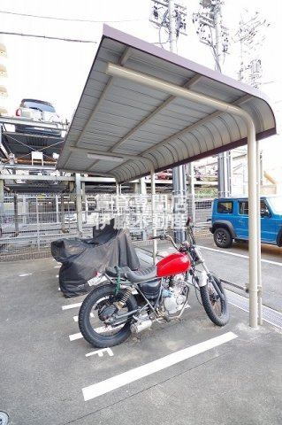カスタリア志賀本通の駐車場