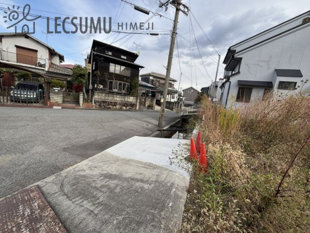 姫路市広畑区小坂/売土地の前面道路含む現地写真