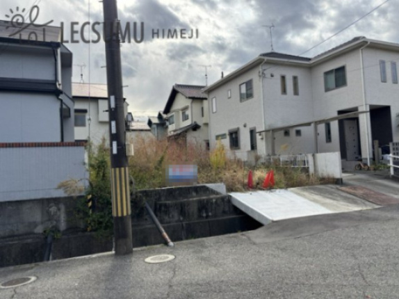 姫路市広畑区小坂/売土地の前面道路含む現地写真