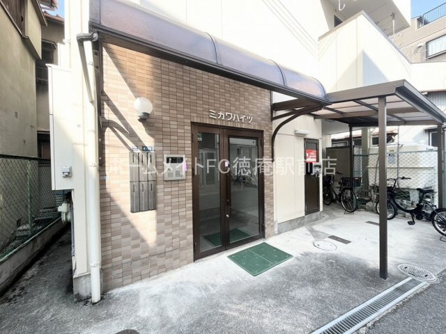 東大阪市稲田本町３丁目の賃貸マンションのエントランス