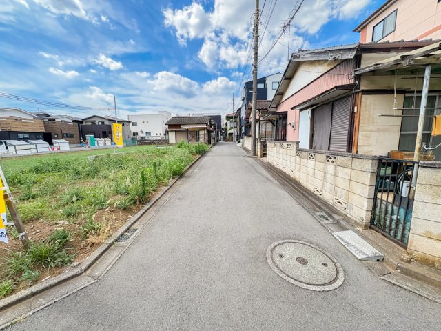 ふじみ野市南台２丁目の売地の前面道路含む現地写真|北東側4m道路です。
亀久保小学校まで徒歩7分、となりのすまいる保育園まで徒歩6分、子育てに適した住環境です。