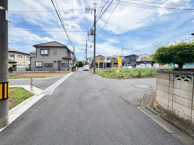 ふじみ野市南台２丁目の売地の前面道路含む現地写真|南東側4.8m公道です。
商業施設や生活施設が徒歩圏に充実しています。
ららぽーと富士見まで車で約9分、休日にはショッピングや映画も気軽に楽しめます。