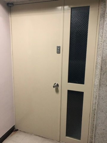 センダビルの玄関