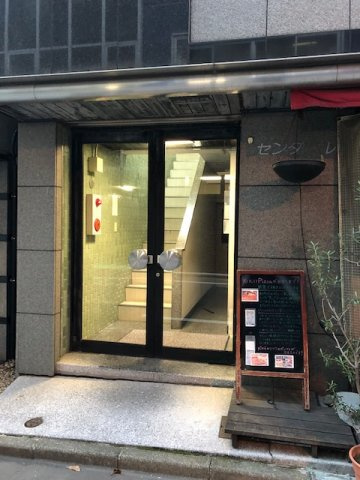 センダビルのエントランス