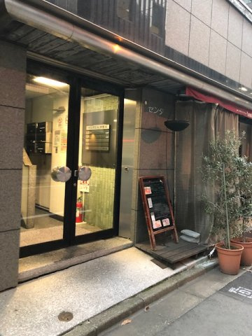 センダビルのエントランス