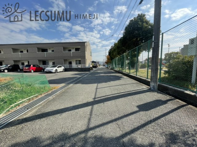 姫路市白浜町寺家二丁目/売土地の前面道路含む現地写真