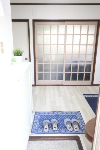 髙木ビルの玄関