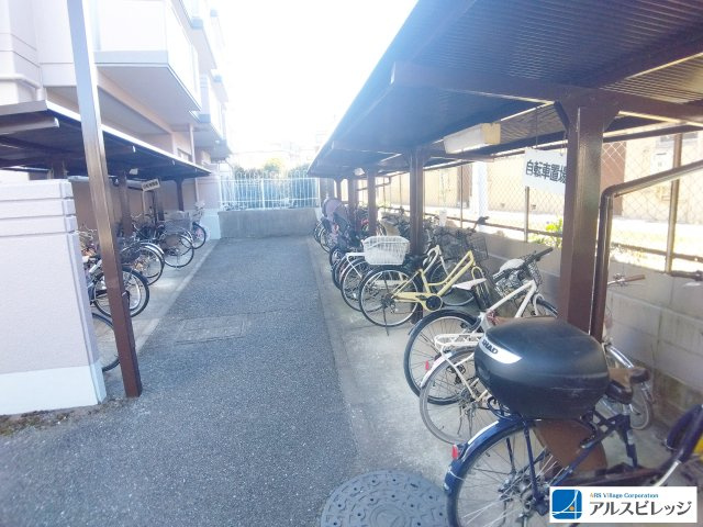 コスモ鶴瀬ステーションスクエアの駐輪場