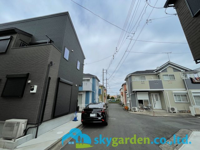 茅ヶ崎市今宿　中古戸建　全4棟4号棟の前面道路含む現地写真