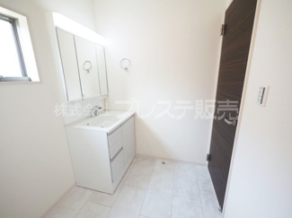 【洗面所】 | 奈良市神功５丁目の新築一戸建 全３区画 | 現地写真（３号地洗面）シャワー付き洗面化粧台