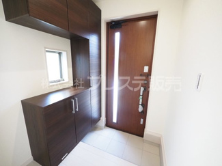 【玄関】 | 奈良市神功５丁目の新築一戸建 全３区画 | 現地写真（３号地玄関）電子ロック＆ディンプルキーを標準装備！