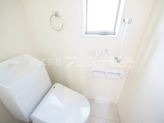 【トイレ】 | 奈良市神功５丁目の新築一戸建 全３区画 | 現地写真（３号地２階トイレ）温水洗浄便座を標準装備！