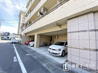 【駐車場】