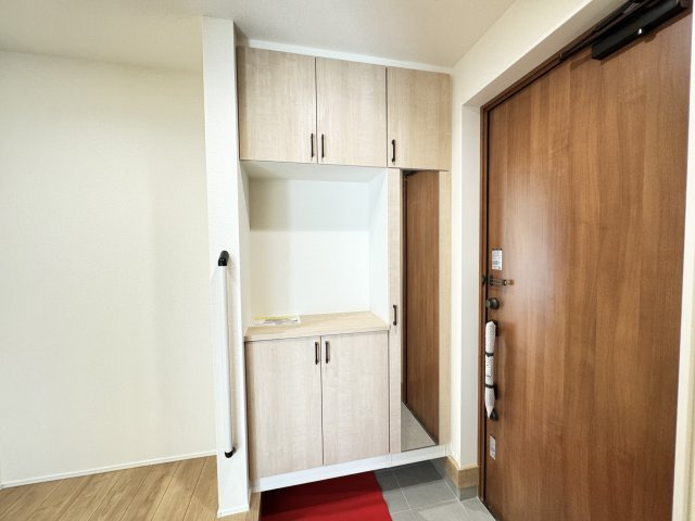リナージュ前橋南町２丁目24-1期 　4号棟の玄関|収納もある玄関です