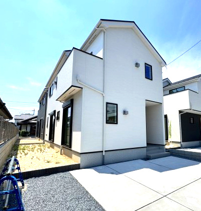 リナージュ前橋南町２丁目24-1期 　4号棟の外観|南町に全4棟の住宅が完成しました。
シンプルで飽きのこないデザインでおススメです☆
お客様のご都合に合わせていつでもご見学頂けます♪
