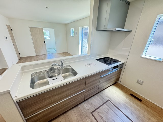 リナージュ前橋南町２丁目24-1期 　4号棟のキッチン|人気のカウンターキッチン採用です☆
コンロも３口ご用意しています！調理スペースも広くストレスなくお料理できます。
浄水器つきなので美味しいお水も飲めますよ♪
